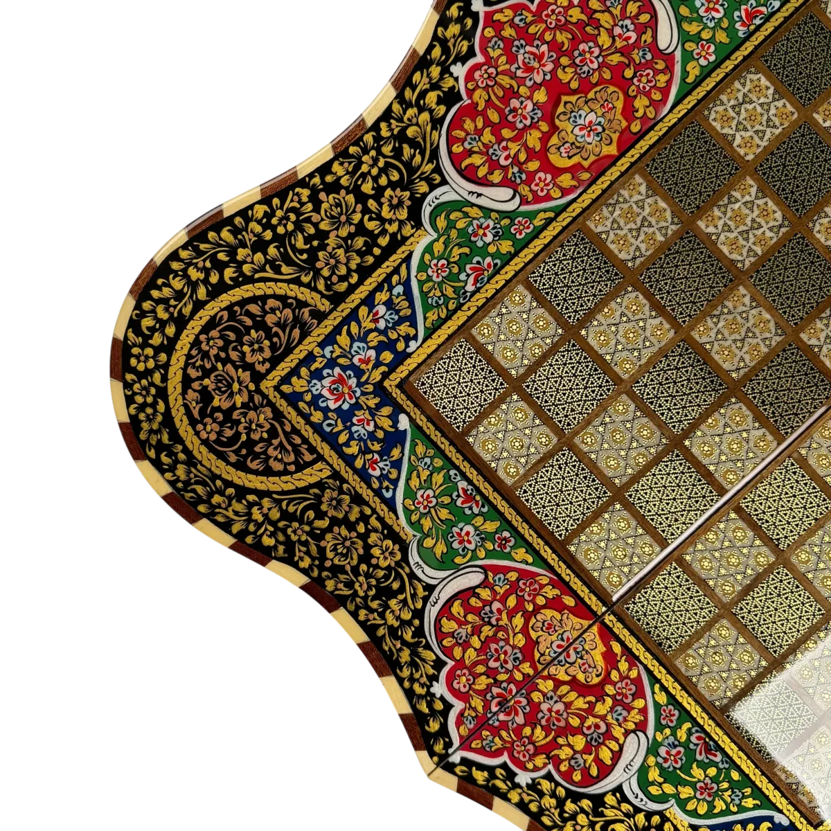 تفصيل زاوية وجه الشطرنج: زخارف تذهيب مزهرة على أرضية حمراء وخضراء ومربعات من الخاتم