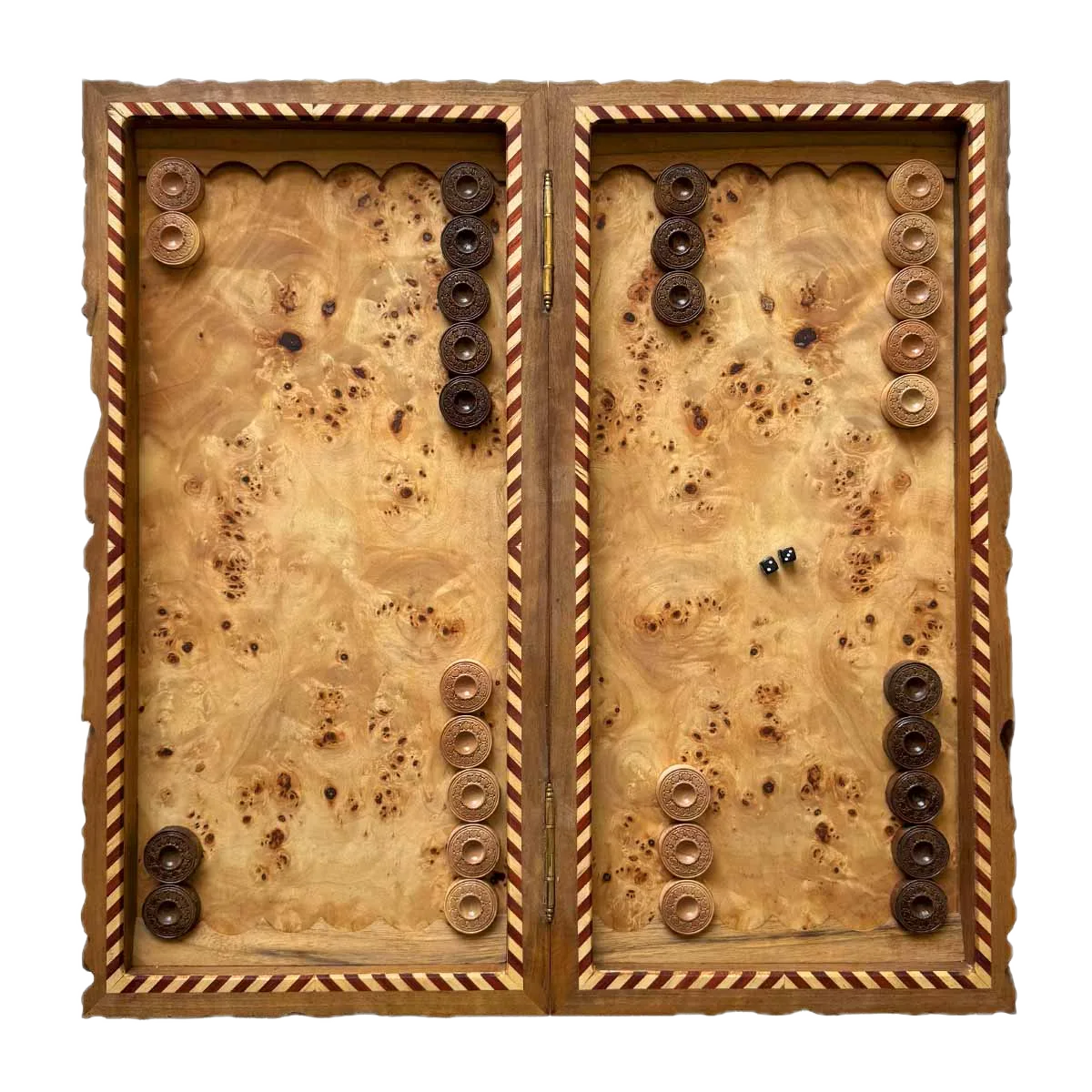 طاولة مفتوحة؛ أحجار مصفوفة وزوج من النرد على سطح لعب مطعّم من خشب الجوز ذي العُقد والبادوك والقيقب